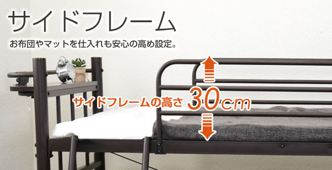 マッドパイプにラフな質感のパイン材を組み合わせたハンガーラック