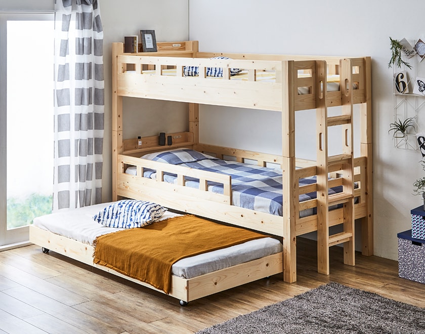 垂直縦ハシゴの3段ベッド