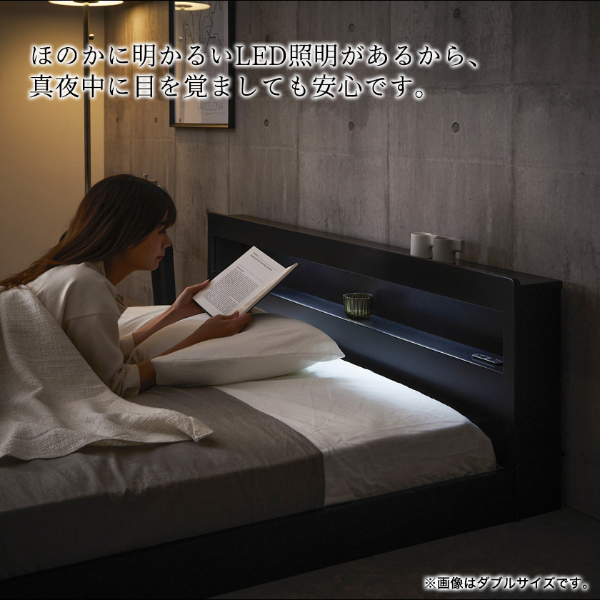ちょっとした明かりが欲しいときに便利な枕元の照明付き眩しす過ぎない常夜灯のような明るさです。