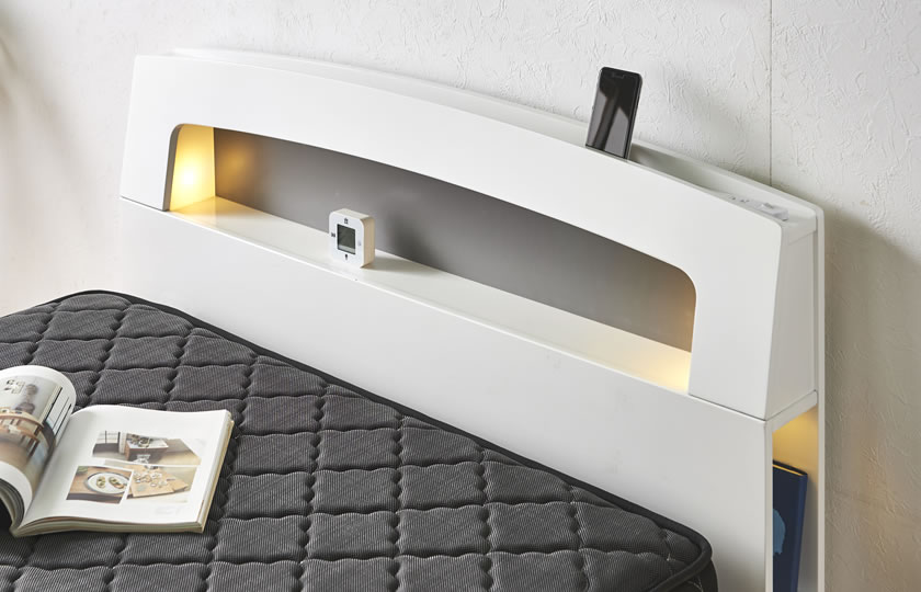すのこベッド 脚付きベッド ダブル フレームのみ 鏡面 ホワイト 棚付き 照明付き 棚付き コンセント付き 脚付きベッド 省スペース 木脚
