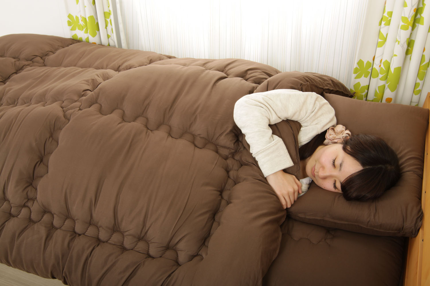 ベッドで眠る女性